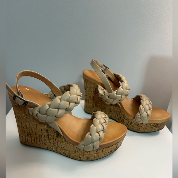 Wedge Heels - Picture 2 of 5
